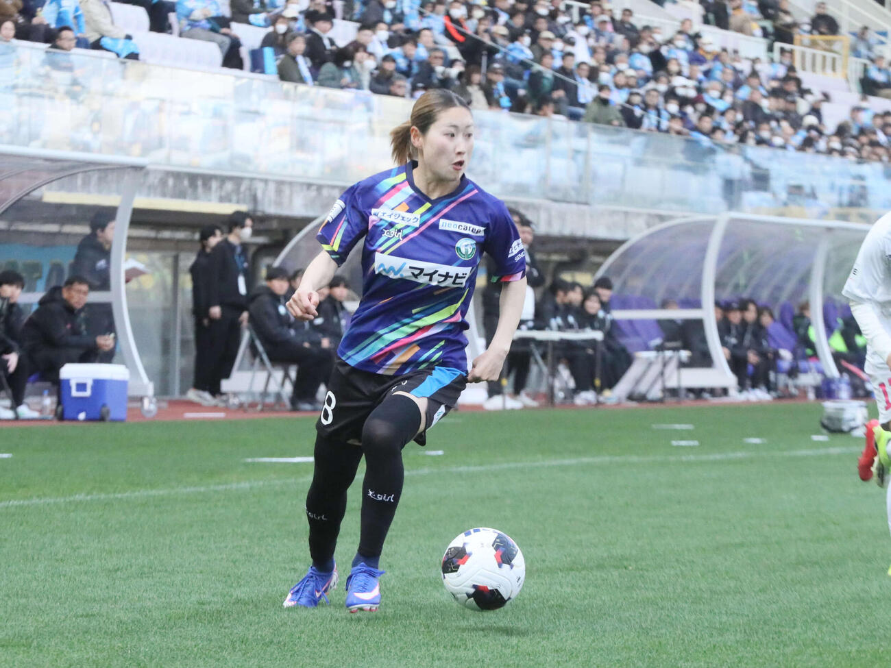 仙台対大阪　ドリブルで攻め込む仙台MF大西（撮影・高橋香奈）