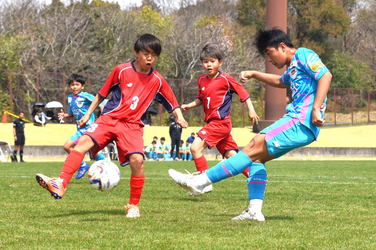 同点で迎えた決勝戦の前半11分、強烈な左足シュートで勝ち越しゴールを決めるサガン鳥栖の古賀（右）