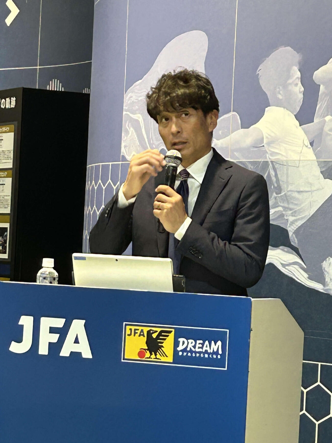 日本サッカー協会の宮本恒靖会長は2期目が正式に決定し、メディア会見であいさつ