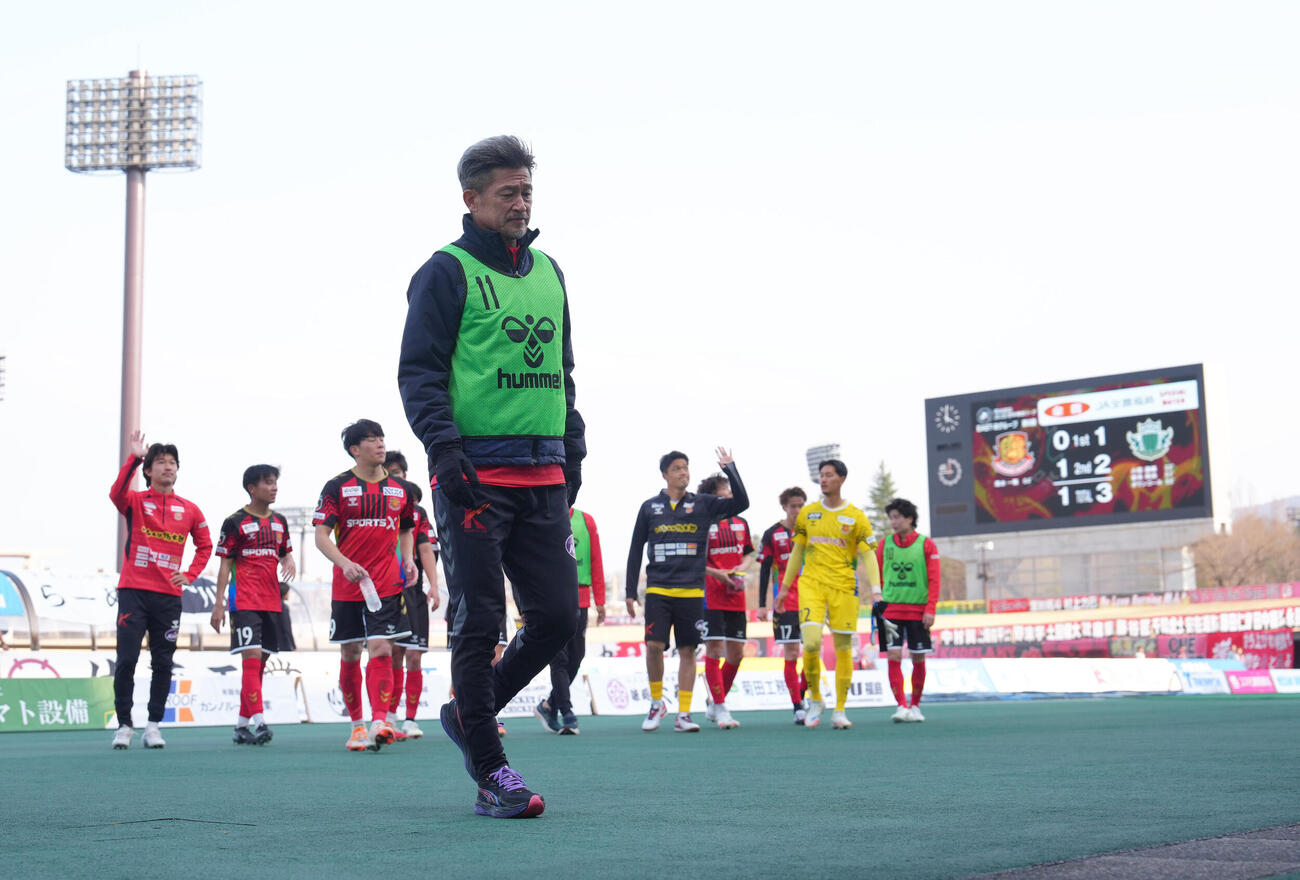 福島対松本　この日出番はなく、チームも敗れがっくりと引き揚げる福島カズ（撮影・足立雅史）
