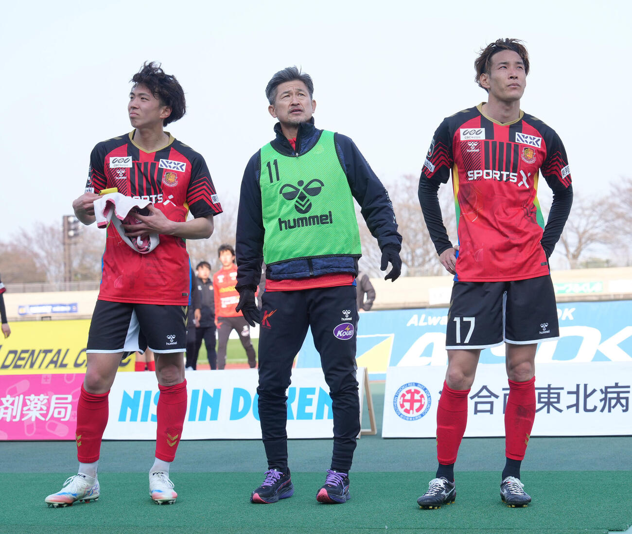 福島対松本　この日出番はなく、チームも敗れあいさつする福島カズ（中央）（撮影・足立雅史）