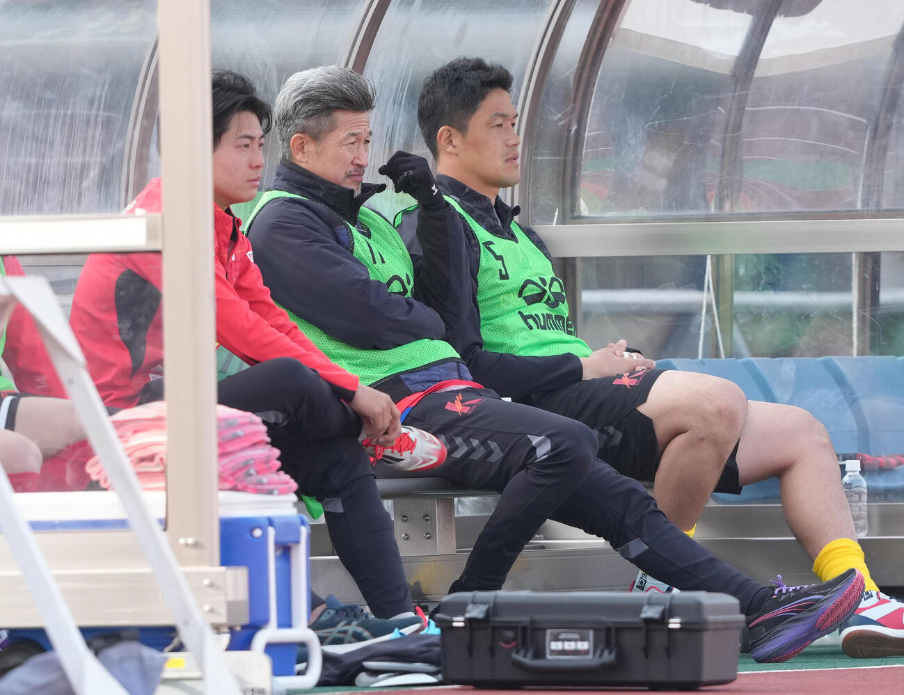 福島対松本　ベンチで試合を見つめる福島カズ（撮影・足立雅史）