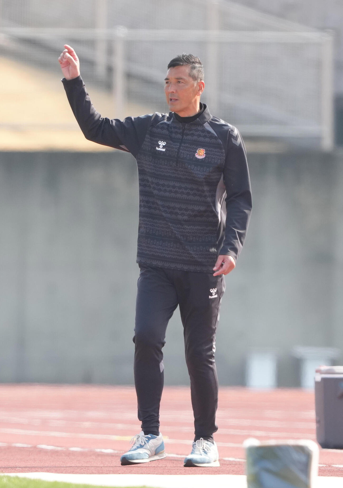 福島対松本　指示を出す福島寺田監督（撮影・足立雅史）