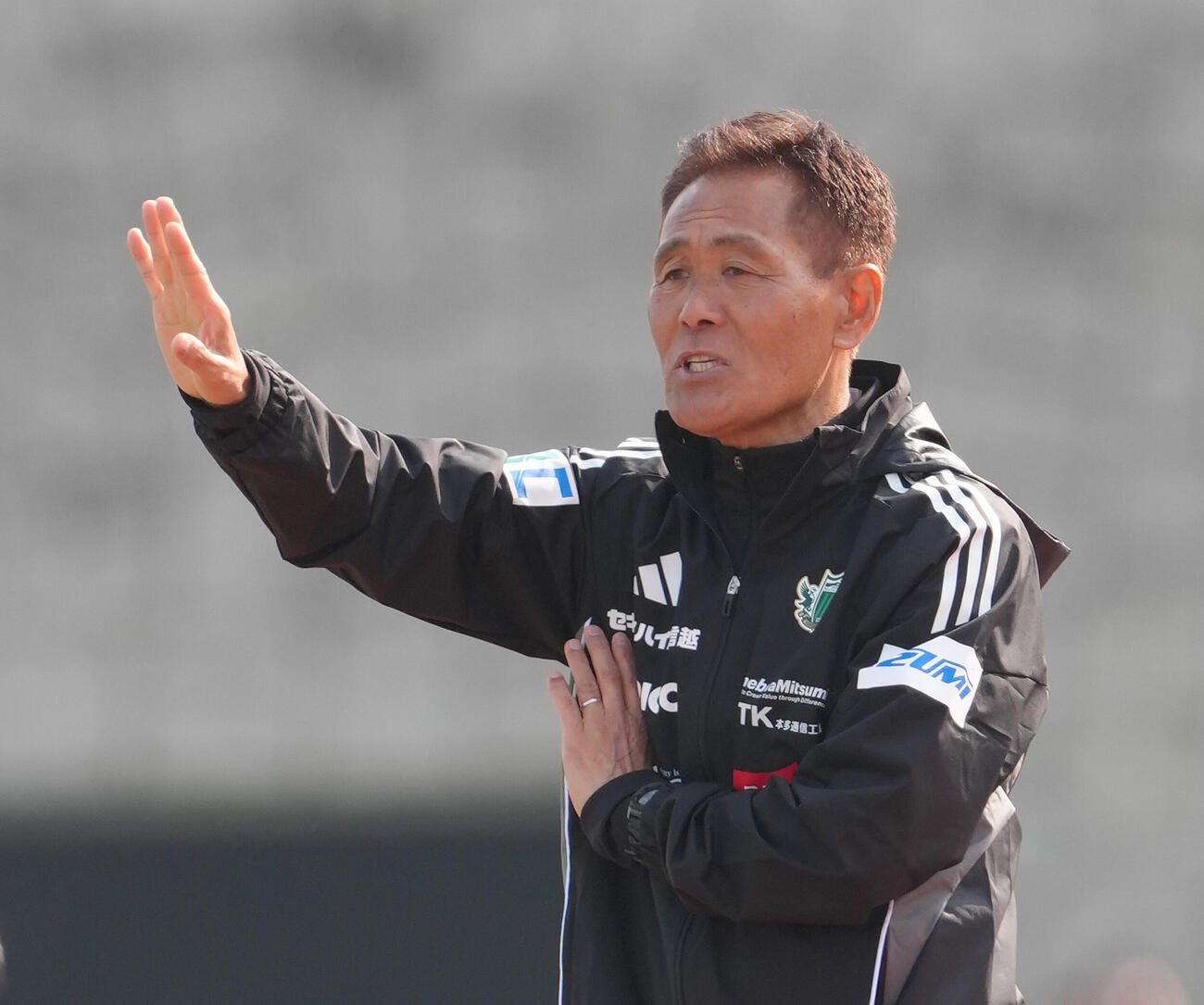 福島対松本　指示を出す松本石崎監督（撮影・足立雅史）