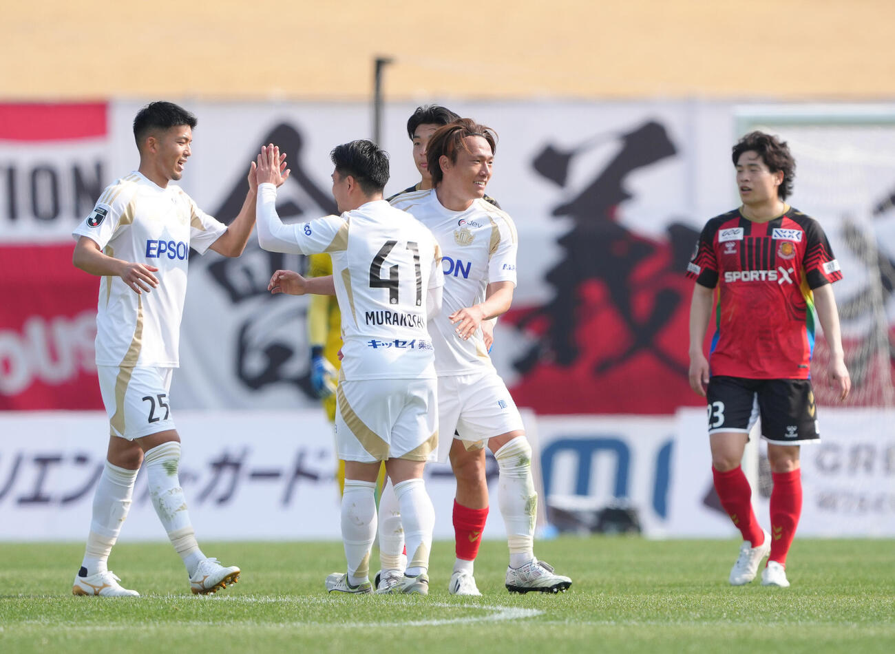 福島対松本　前半、先制ゴールを決め喜ぶ松本小田（中央右）（撮影・足立雅史）