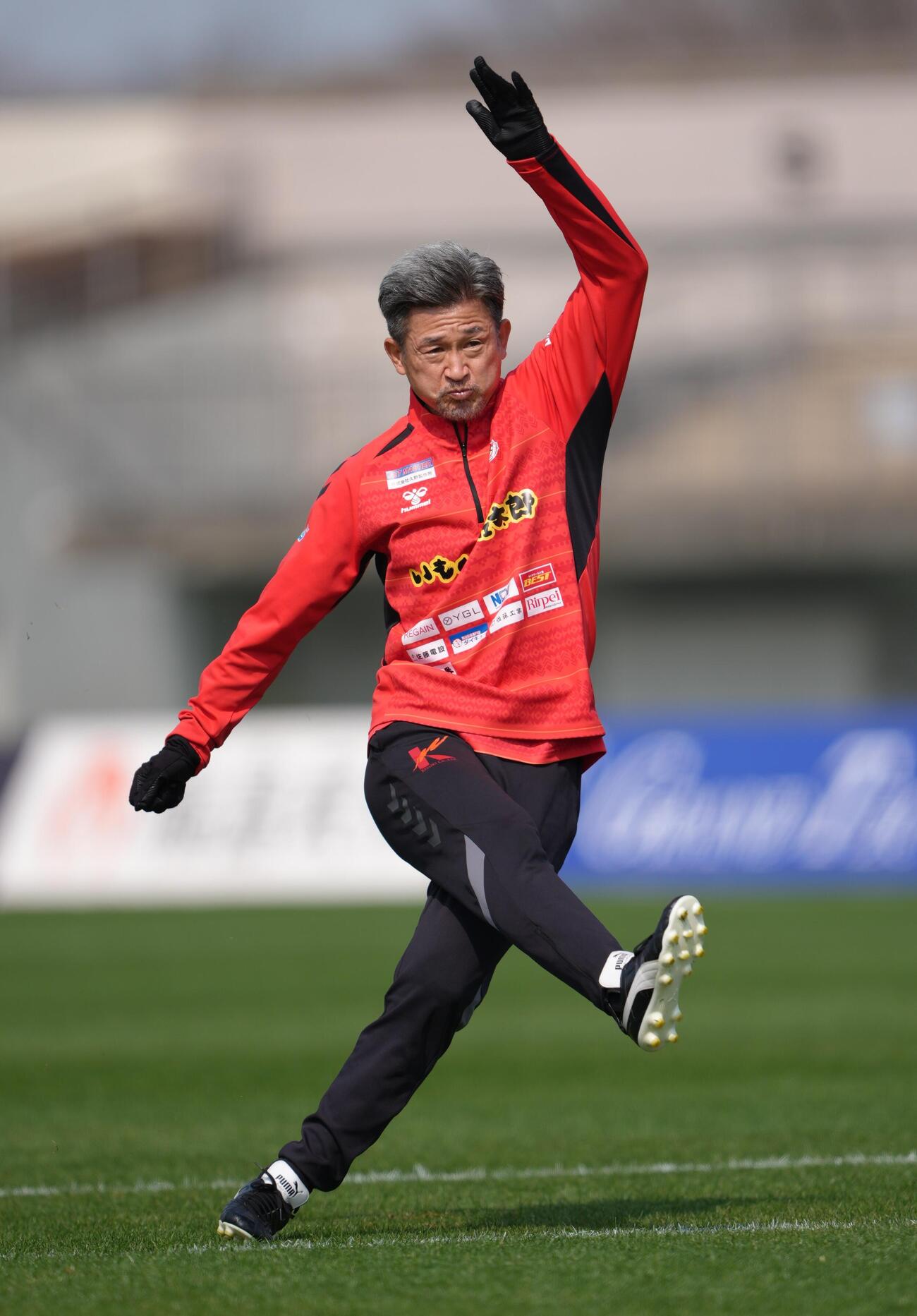 福島対松本　試合前練習に臨む福島カズ（撮影・足立雅史）