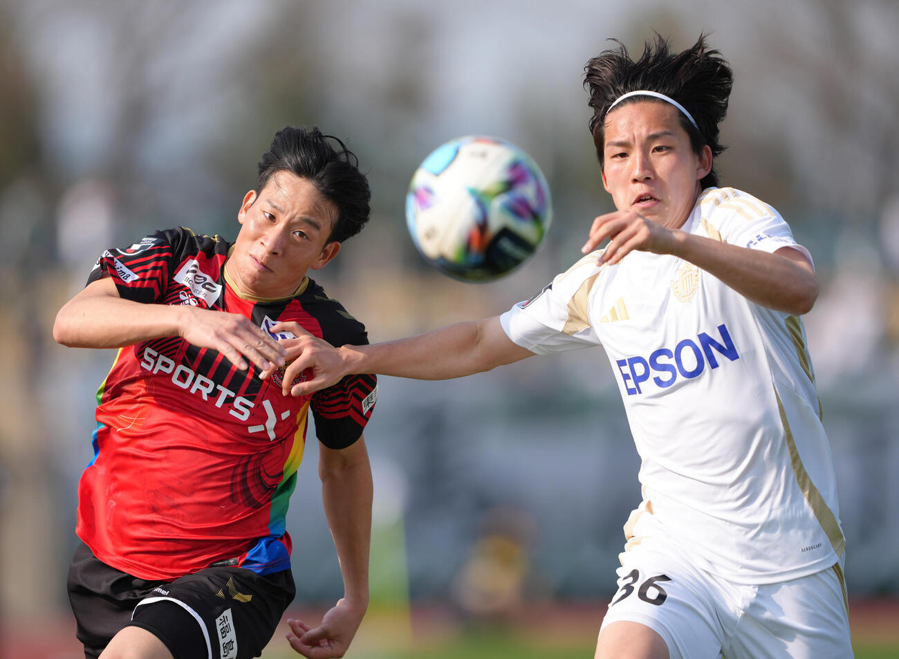 福島対松本　後半、競り合う福島清水（左）と松本松村（撮影・足立雅史）