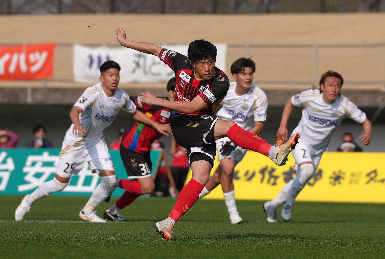 福島対松本　後半、PKでゴールを決める福島清水（撮影・足立雅史）