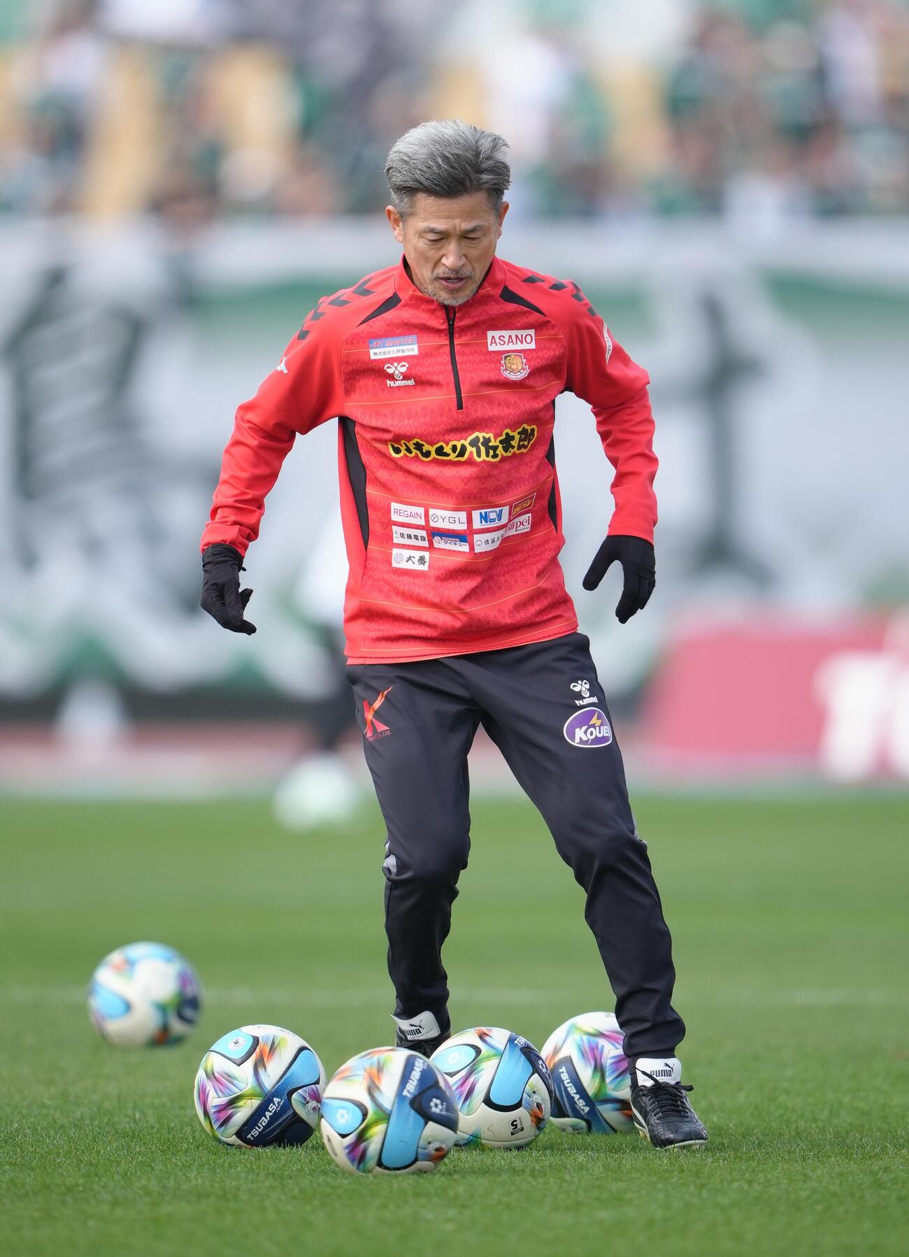 福島対松本　試合前練習に臨む福島カズ（撮影・足立雅史）