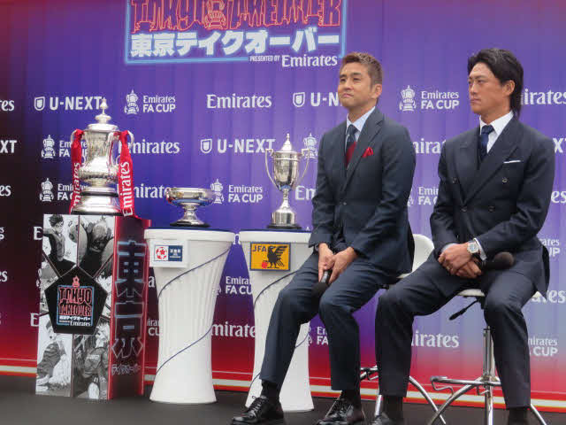 元日本代表の李忠成さん（右端）と稲本潤一さんはFAカップ（左）、天皇杯（中央）、FAシルバーカップ（右）と並んで登壇