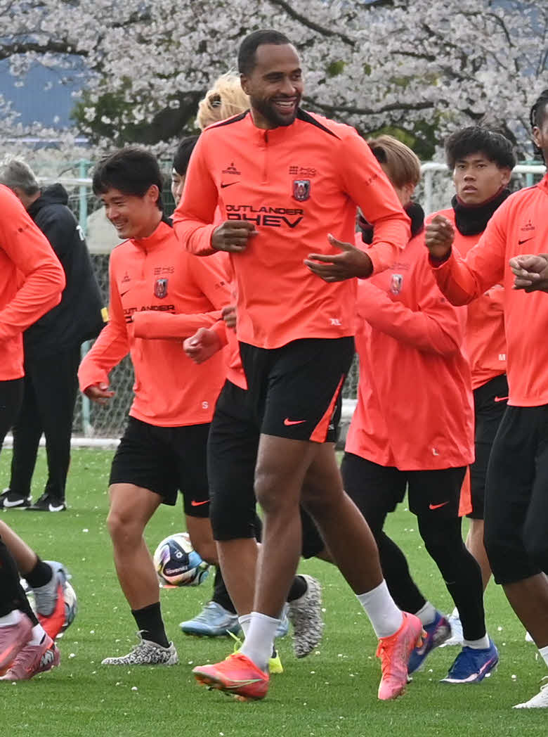 笑顔でランニングする浦和FWイサーク・キーセテリン（撮影・飯岡大暉）
