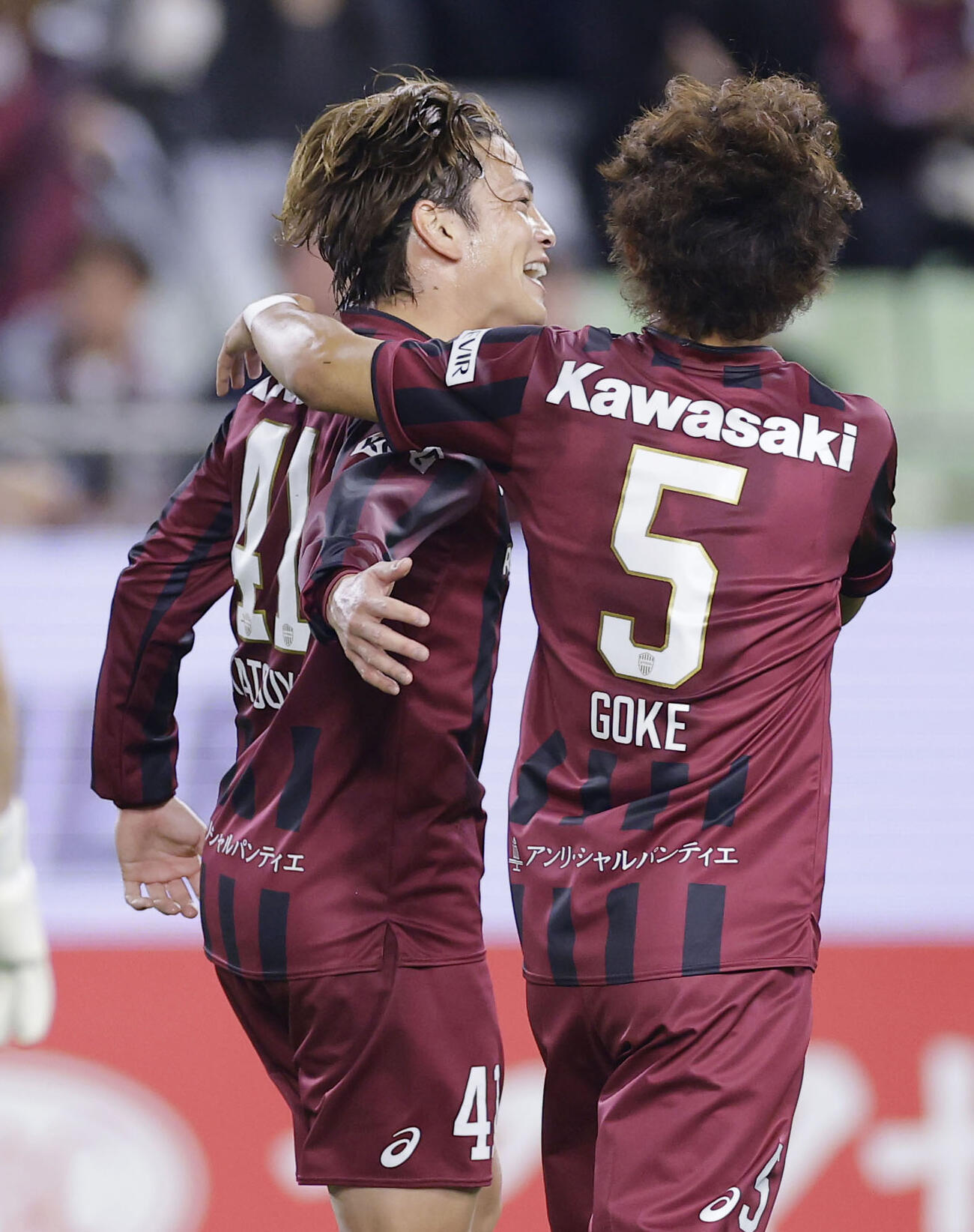 神戸対清水　前半、先制ゴールを決め喜ぶ神戸永戸（左）