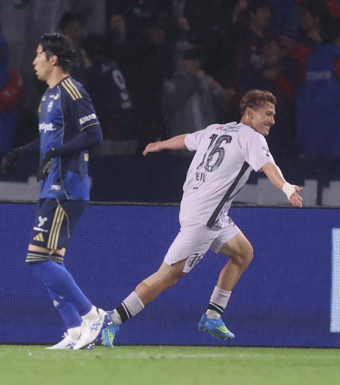 町田対東京　後半、ゴールを決める東京佐藤（右）（撮影・河田真司）