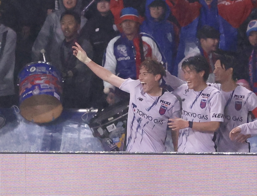 町田対東京　後半、ゴールを決め、チームメイトに迎えられる東東京佐藤（左）（撮影・河田真司）