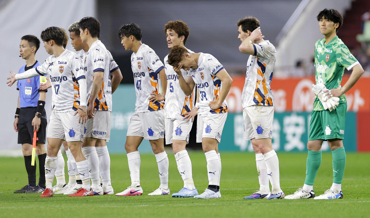 神戸に敗れ、肩を落とす清水イレブン（共同）