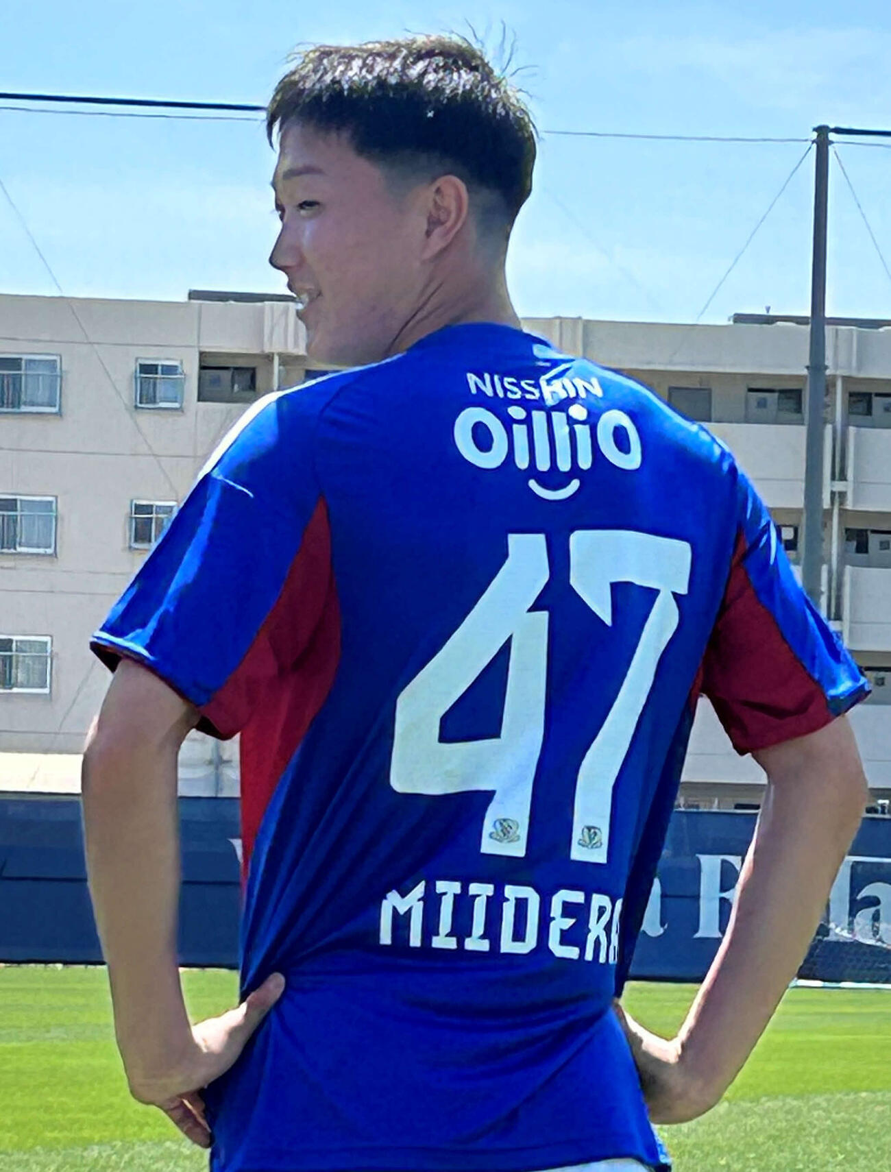 16歳0日で横浜とプロ契約を結んだ三井寺は大好きなフォーデンと同じ47の背番号を披露