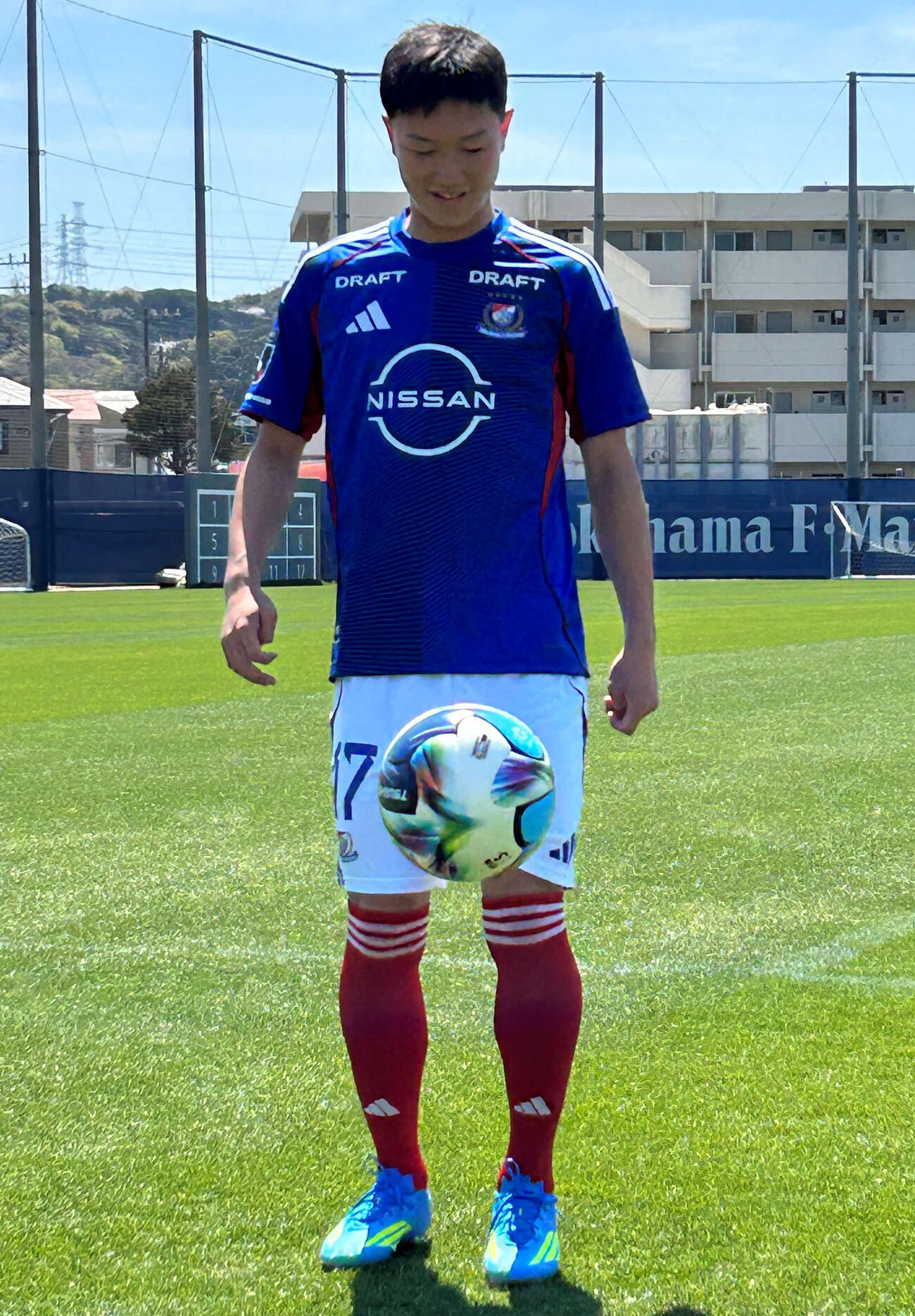 16歳0日で横浜とプロ契約を結んだ三井寺眞はボールリフティングを披露する