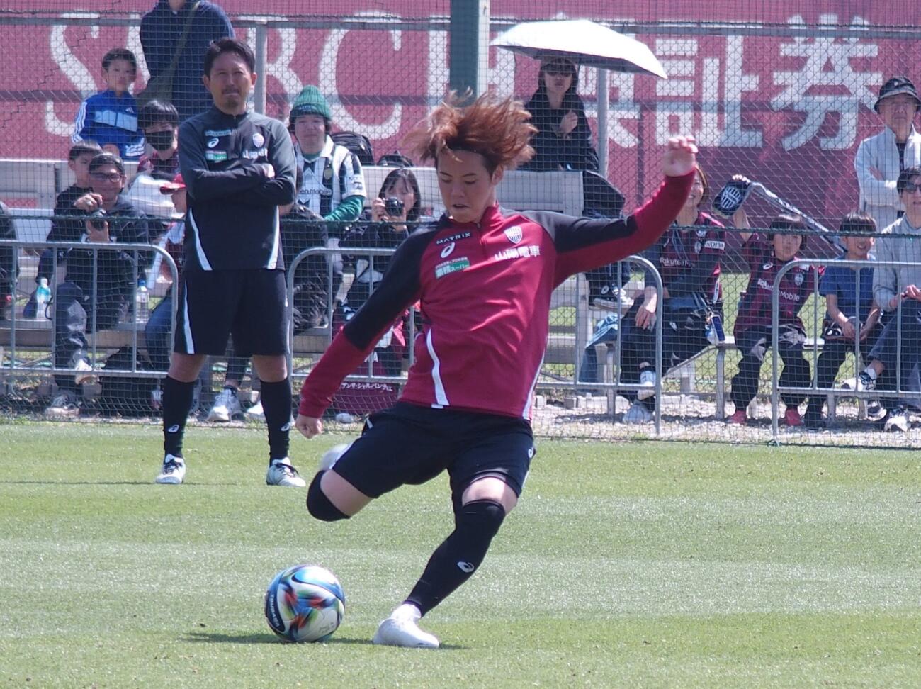 練習でシュートを狙う神戸FW満田（撮影・永田淳）
