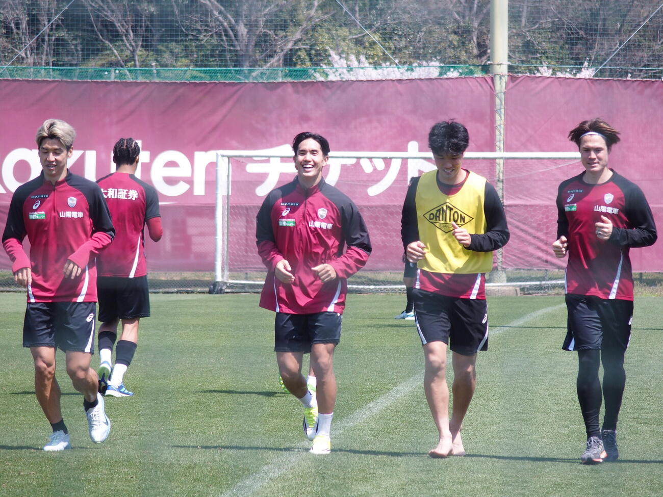 ランニングする（左から）神戸FW大迫、MF武藤、DF岩波、DF酒井（撮影・永田淳）
