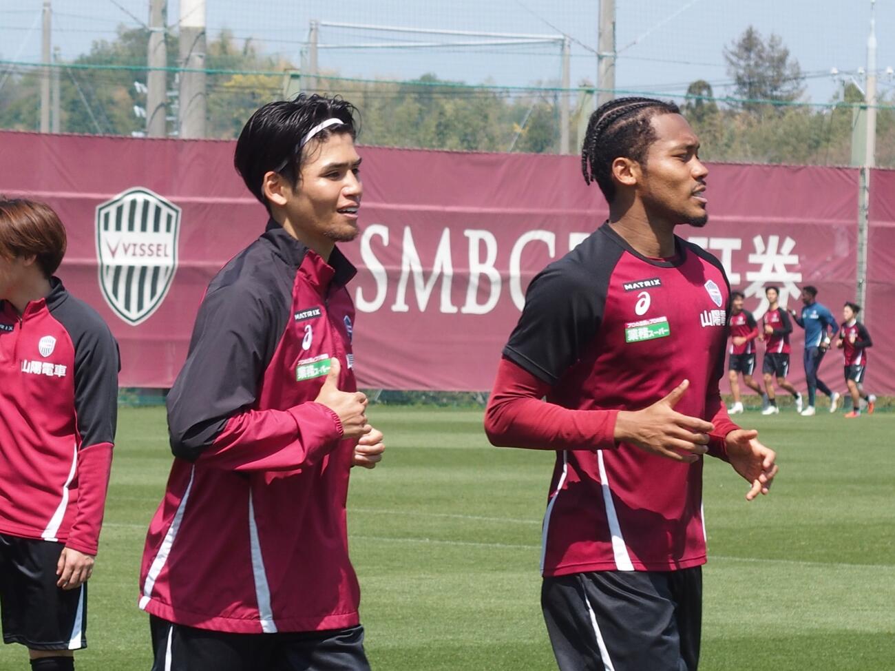 ランニングする神戸MF佐々木（左）とDFンドカ（撮影・永田淳）