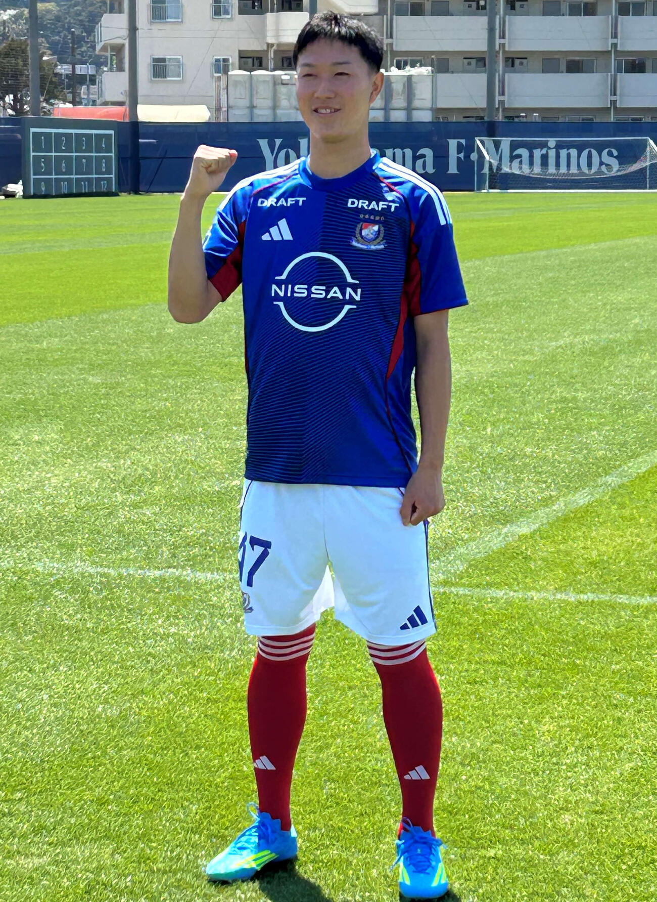 16歳0日で横浜とプロ契約を結んだ三井寺眞は笑顔でガッツポーズを披露