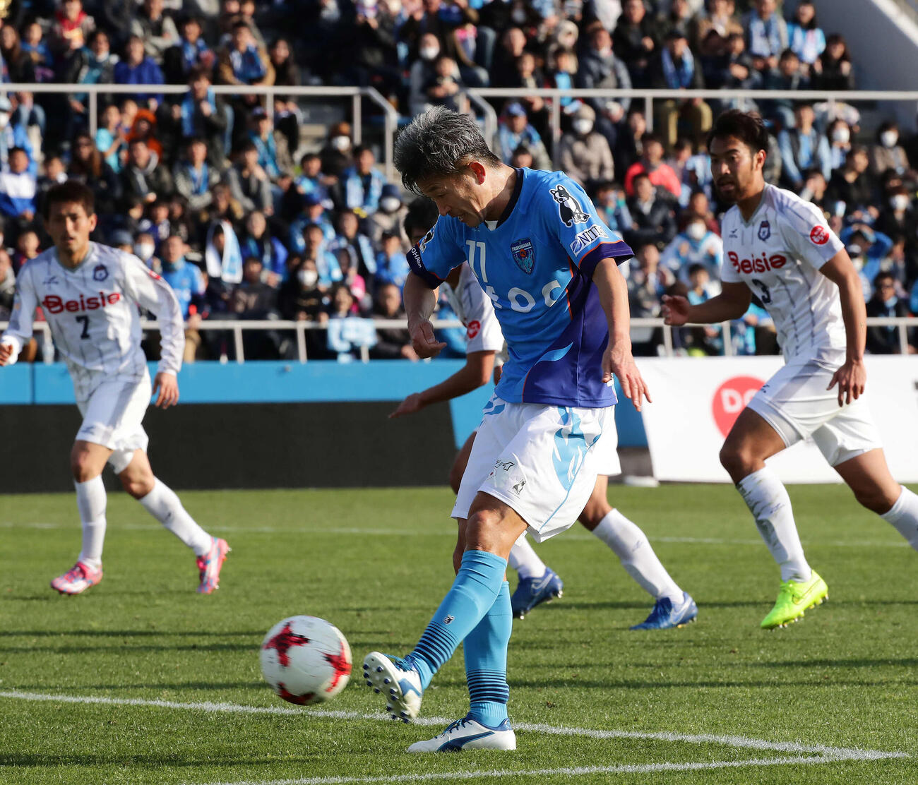 2017年3月12日、横浜FC対群馬　前半、左足で先制ゴールを決める横浜FC・FWカズ
