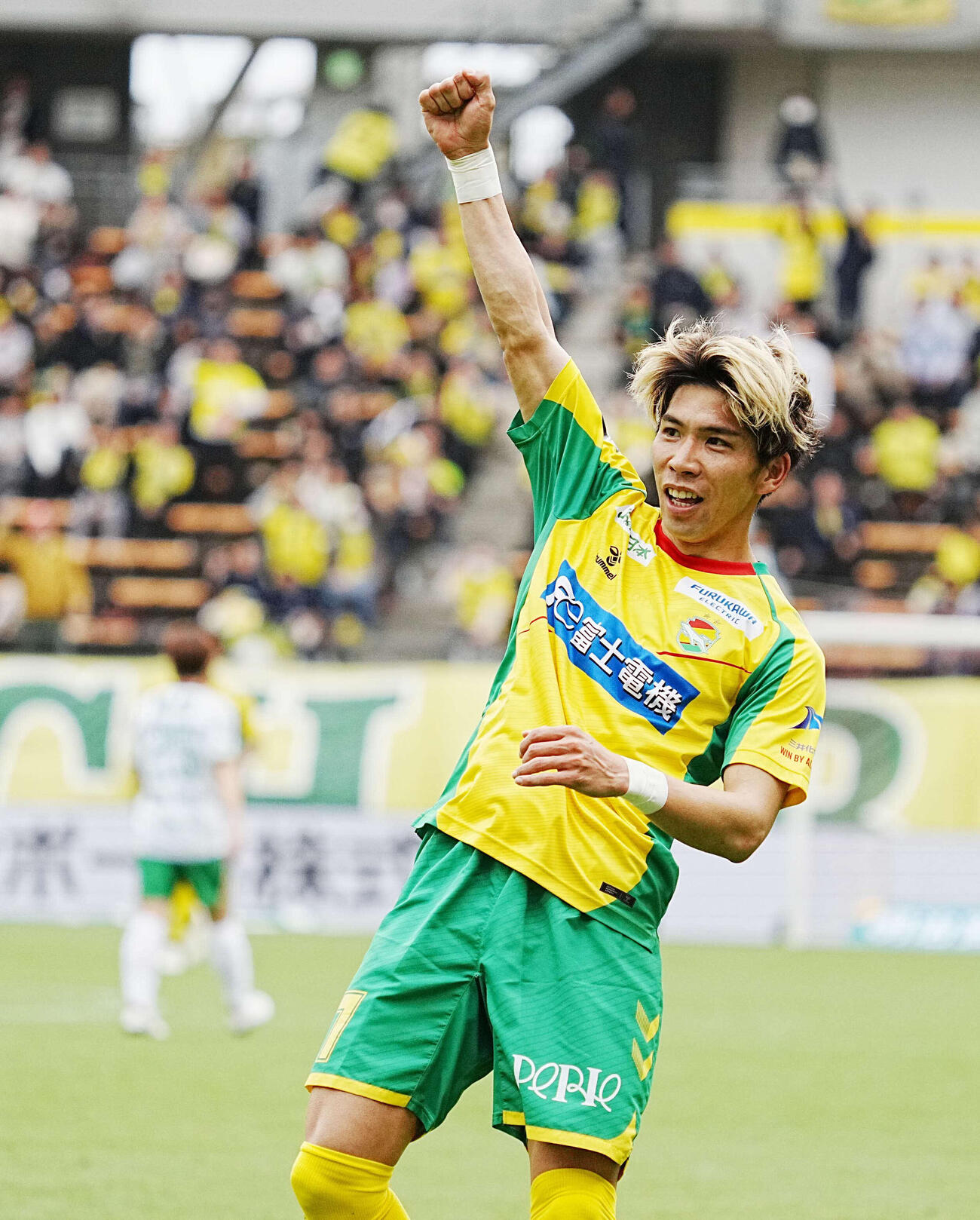 千葉対東京V　後半、千葉日高は勝ち越しゴールを奪いサポーターの声援に応える（撮影・小沢裕）