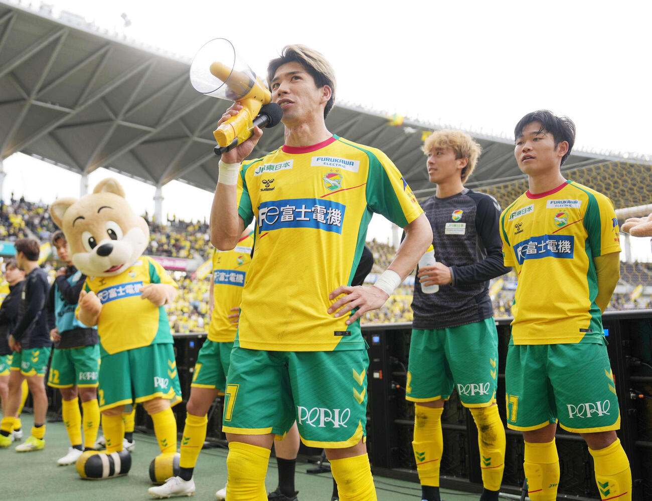 千葉対東京V　決勝ゴールを決めた千葉日高は拡声器でサポーターに勝利を報告する（撮影・小沢裕）