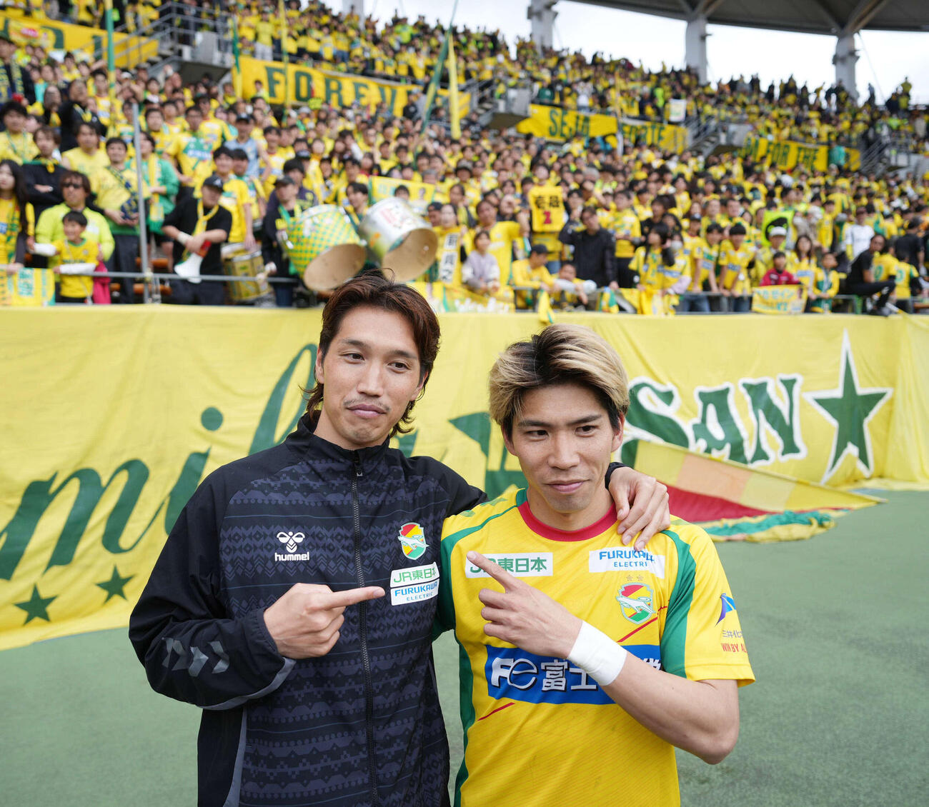 千葉対東京V 2得点の千葉呉屋（左）と決勝ゴールを決めた千葉日高はサポーターを背に記念撮影する（撮影・小沢裕）