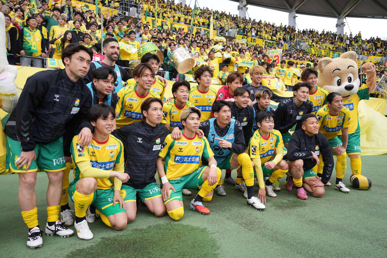 千葉対東京V　決勝ゴールを決めた千葉日高（前列中央）らチームメートはサポーターを背に記念撮影する（撮影・小沢裕）
