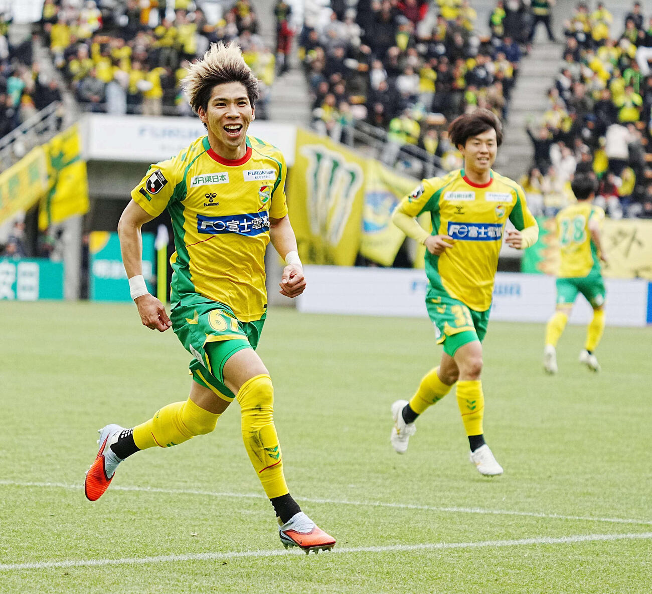 千葉対東京V　後半、勝ち越しゴールを決め走り出す千葉日高（左）（撮影・小沢裕）