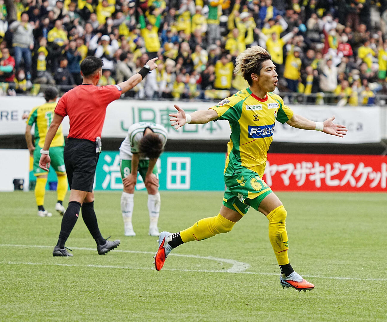 千葉対東京V　後半、勝ち越しゴールを決め走り出す千葉日高（右）（撮影・小沢裕）