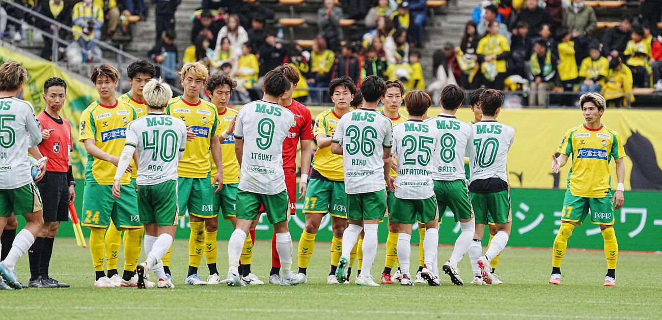 千葉対東京V　連敗を止めた千葉イレブン。右は決勝ゴールの日高（撮影・小沢裕）