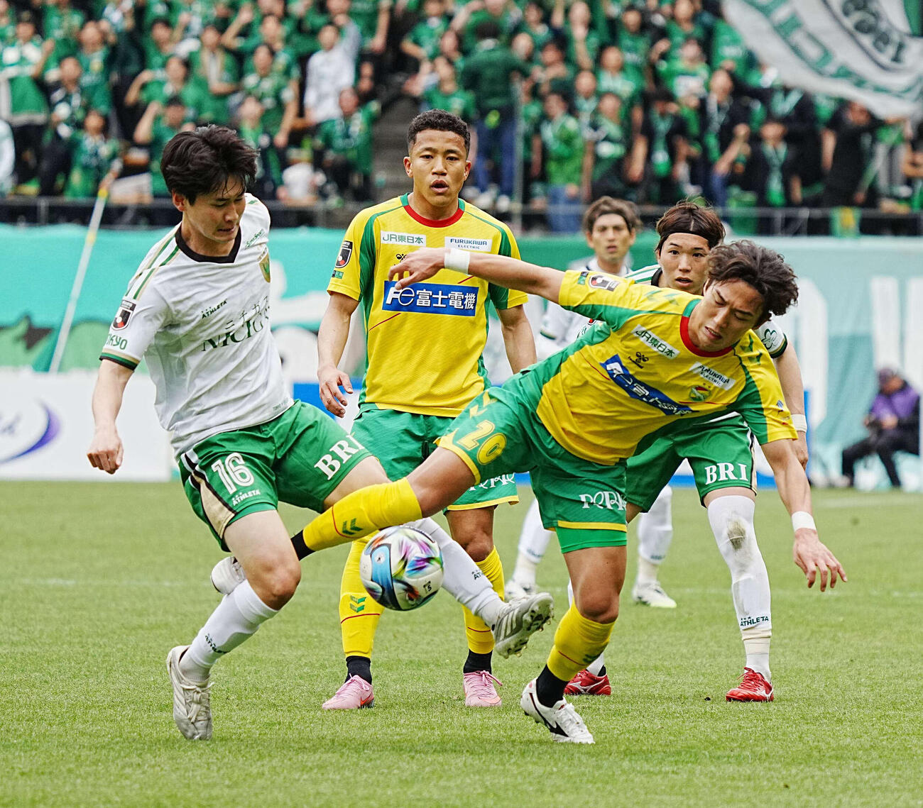 千葉対東京V　前半、競り合う東京V平川（左）と千葉石川（撮影・小沢裕）