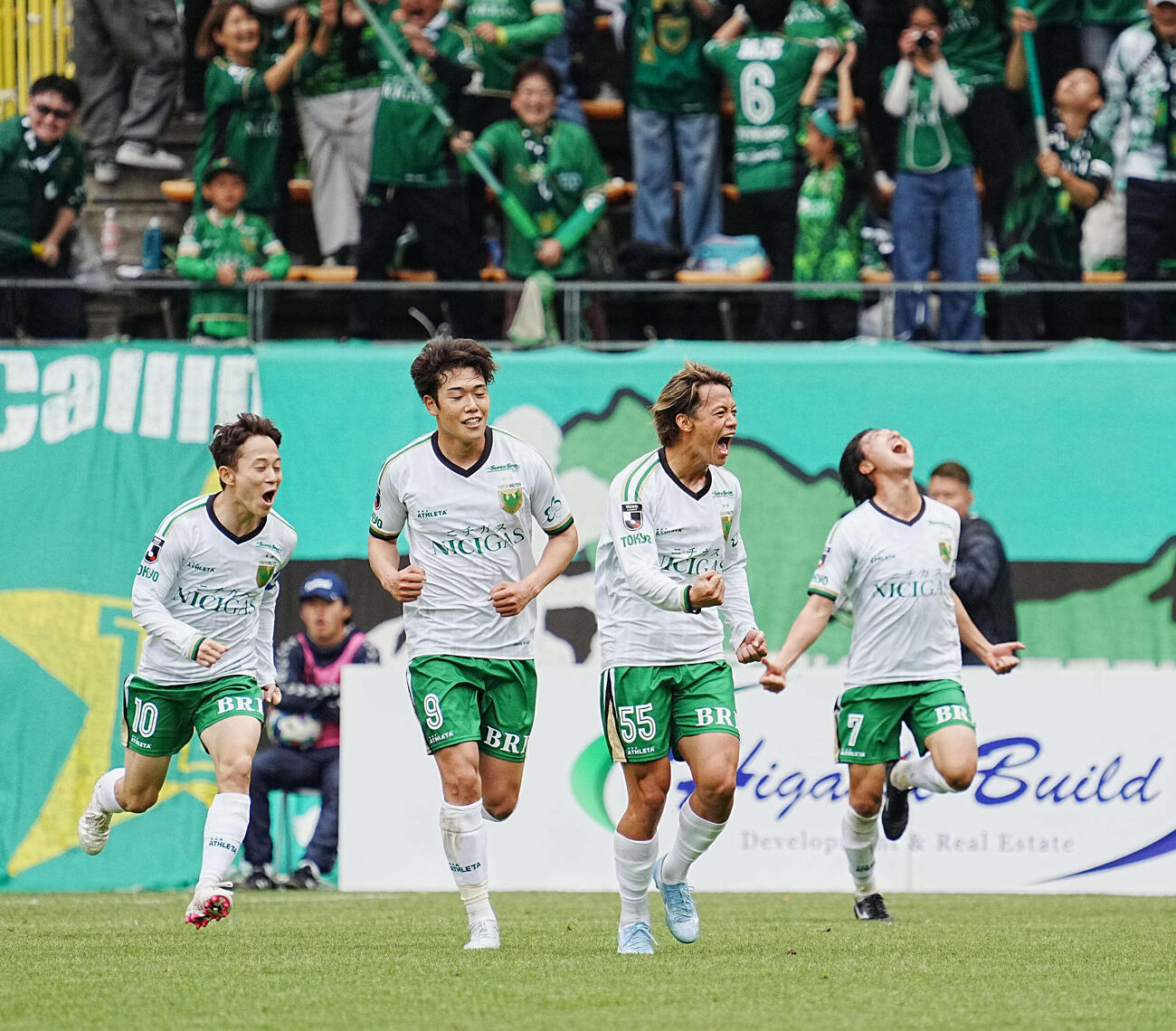 千葉対東京V　後半、東京V吉田（左から3人目）は同点のFKを決め大喜び（撮影・小沢裕）