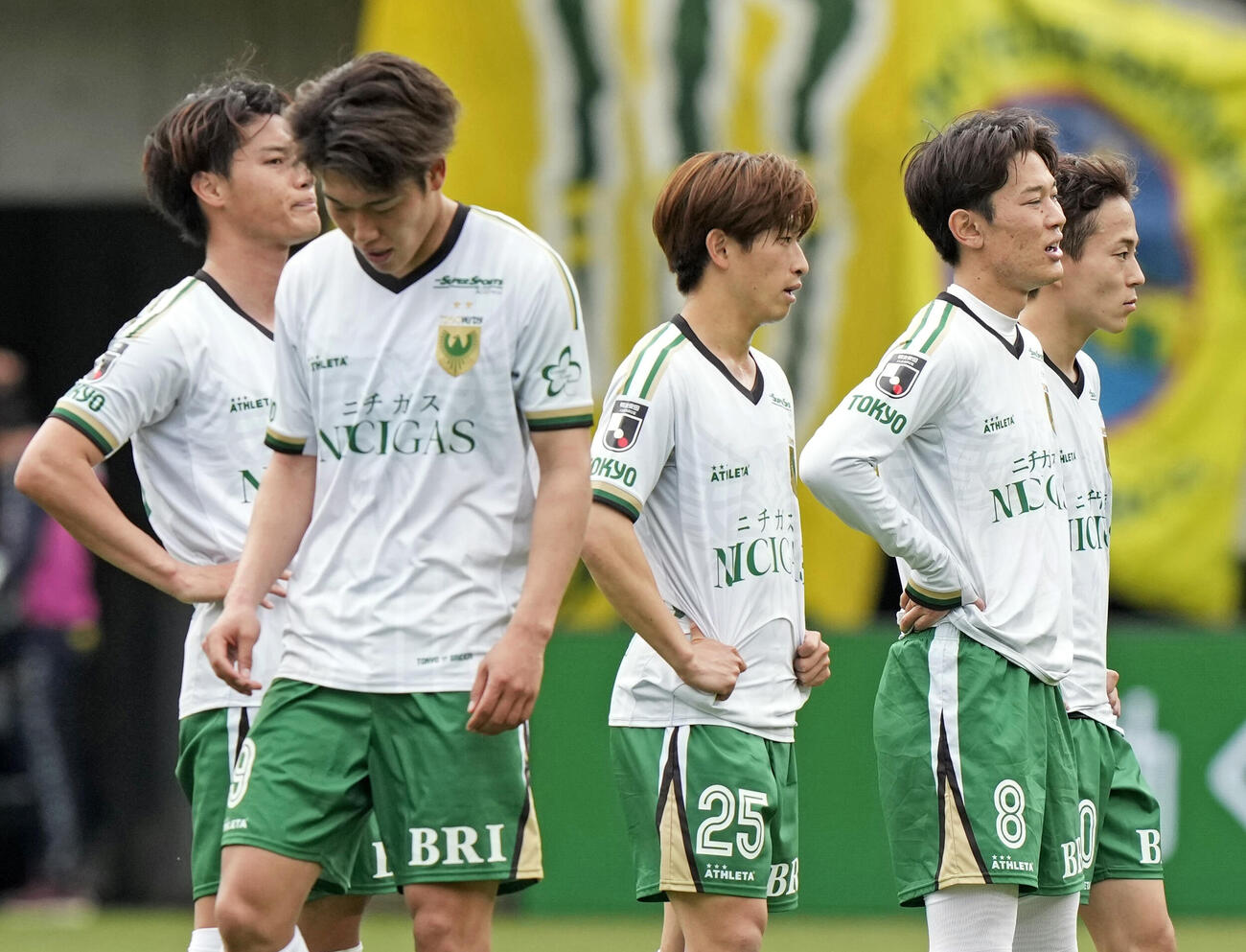 千葉に敗れ肩を落とす東京Vイレブン＝フクアリ（共同）