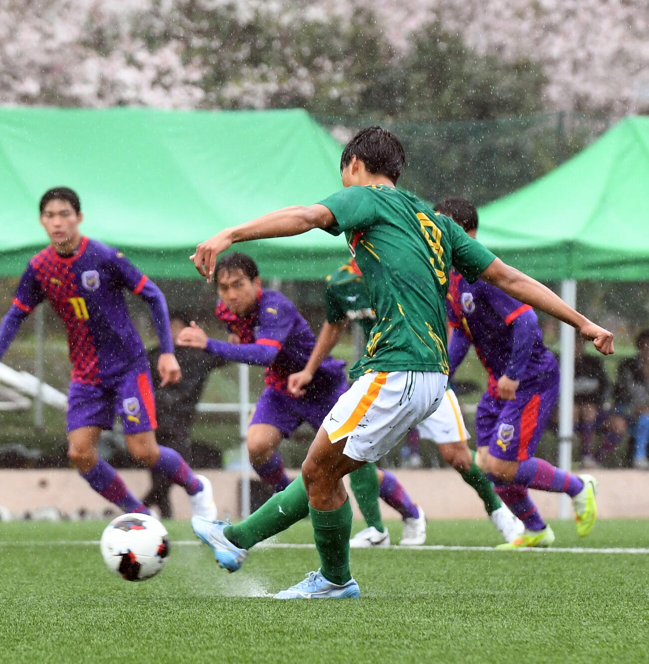 前半2分、PKを決める静岡学園・坂本