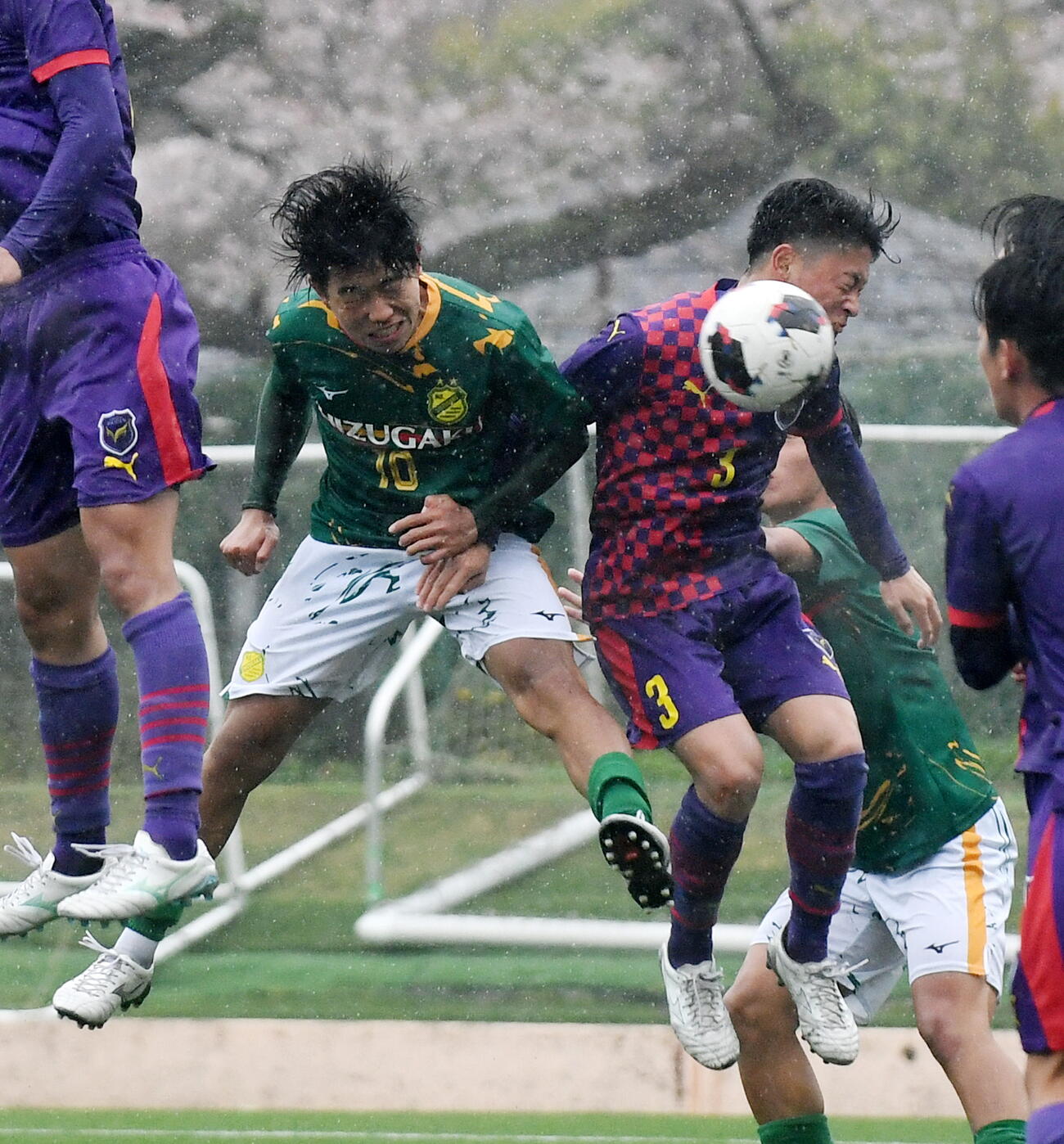 後半32分、CKから頭で決める静岡学園・松永（左）