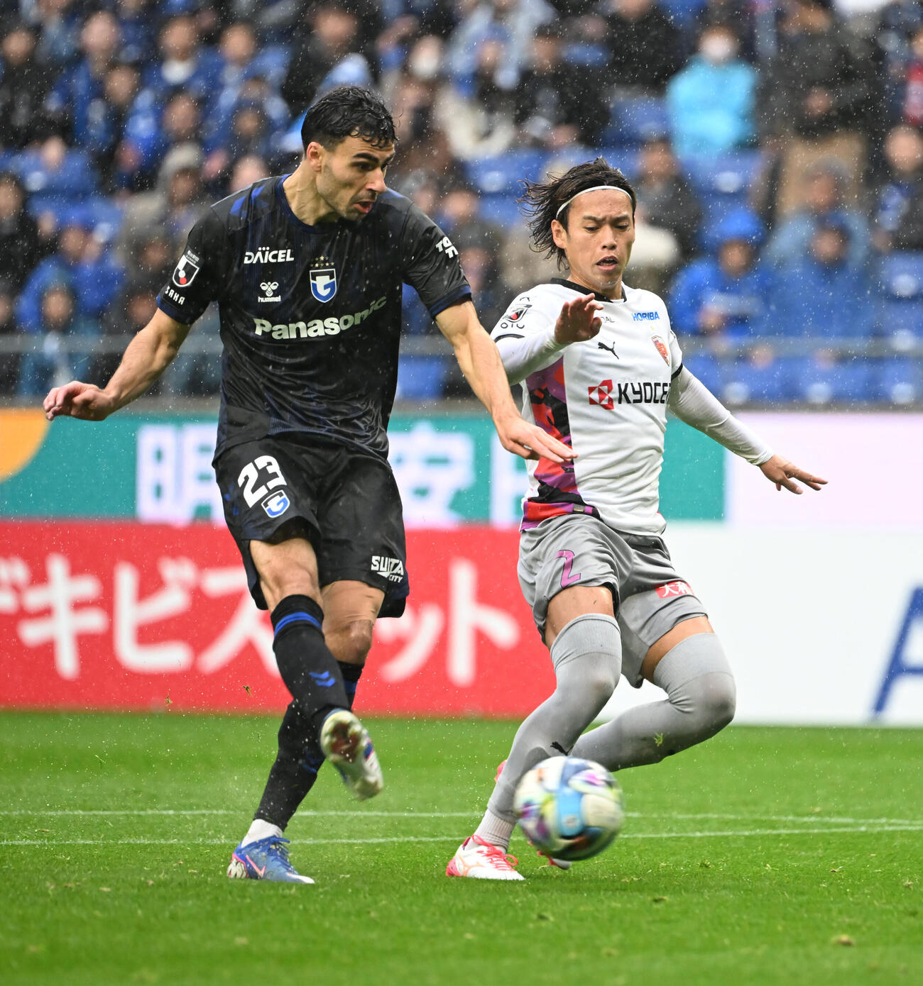 G大阪対京都　前半、相手DFを振り切りゴールを決めるG大阪デニス・ヒュメット（撮影・和賀正仁）