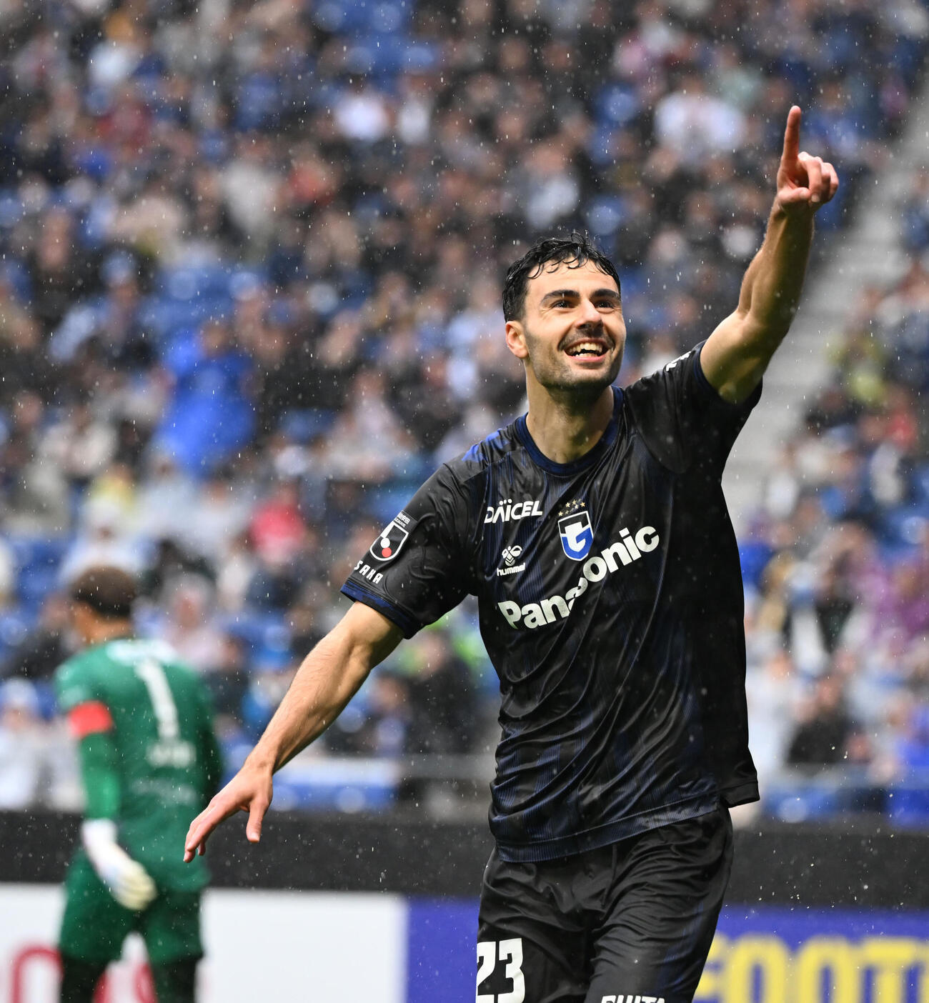 G大阪対京都　前半、先制ゴールを決めたG大阪デニス・ヒュメットは笑顔でピッチを駆ける（撮影・和賀正仁）