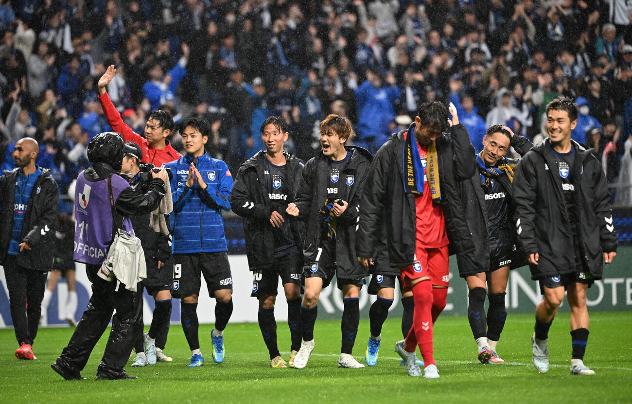 G大阪対京都　京都に勝利しサポーターと喜びを分かち合うG大阪の選手ら（撮影・和賀正仁）