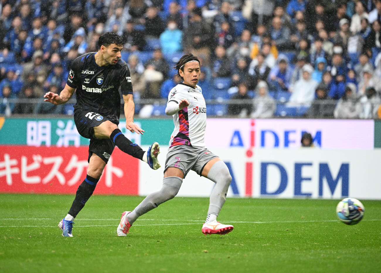 G大阪対京都　前半、相手DFを振り切りゴールを決めるG大阪デニス・ヒュメット（撮影・和賀正仁）