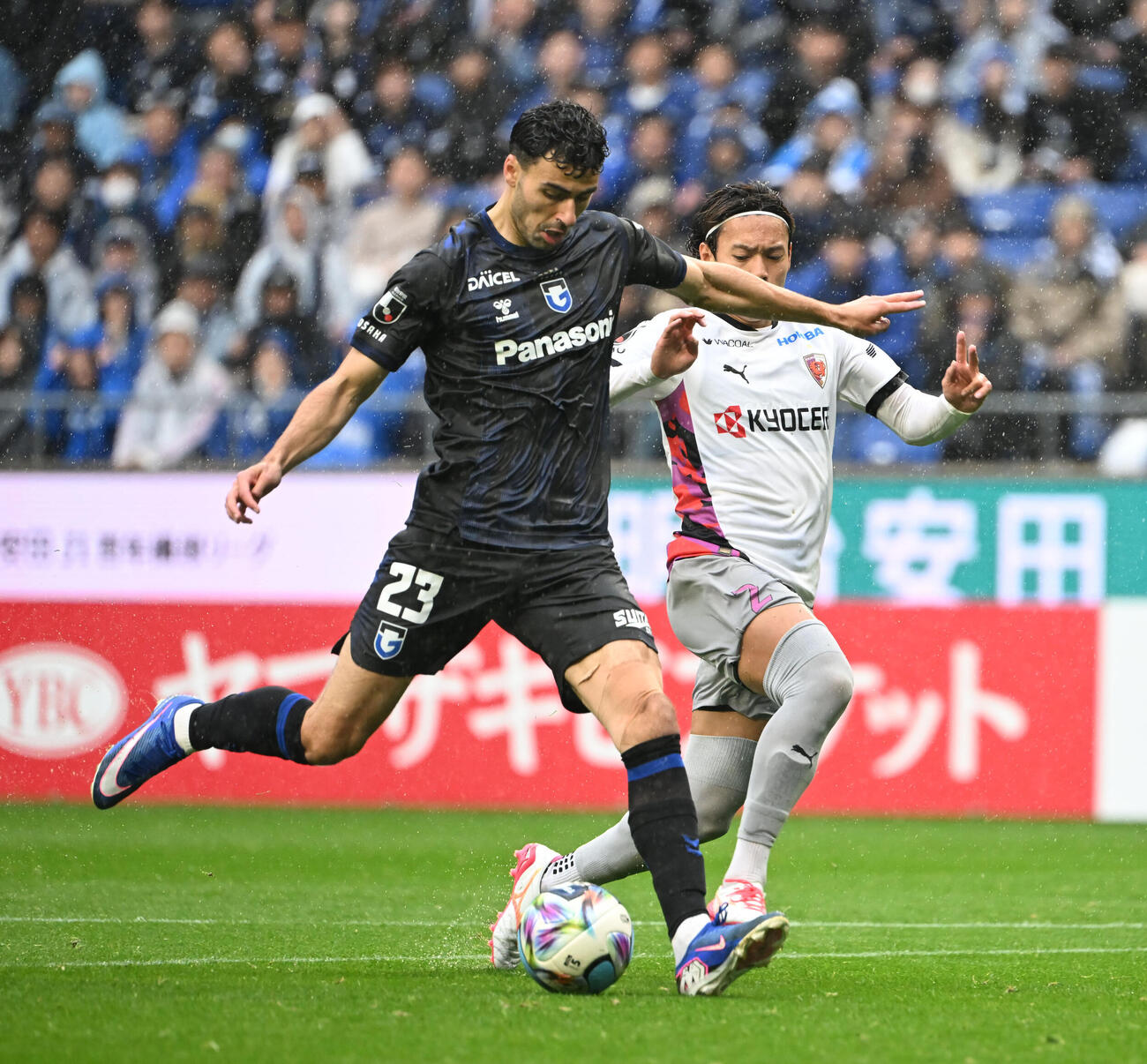 G大阪対京都　前半、相手DFを振り切りゴールを決めるG大阪デニス・ヒュメット（撮影・和賀正仁）