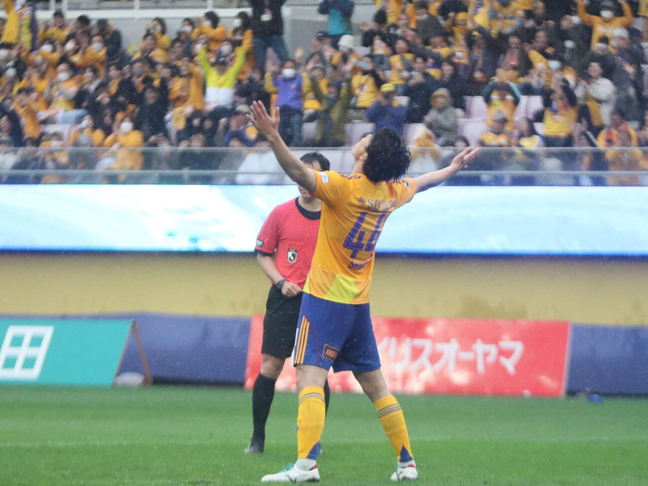 仙台対群馬　9人目キッカーの仙台DF井上はPK戦を決着させるゴールを決め喜ぶ（撮影・高橋香奈）