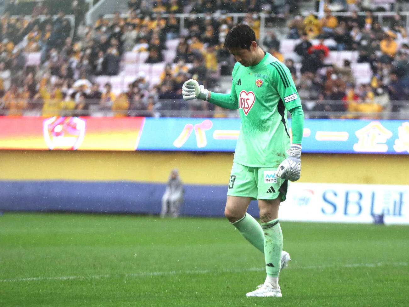 仙台対群馬　PK戦、4人目のキッカーを止め、拳を握る仙台GK林（撮影・高橋香奈）