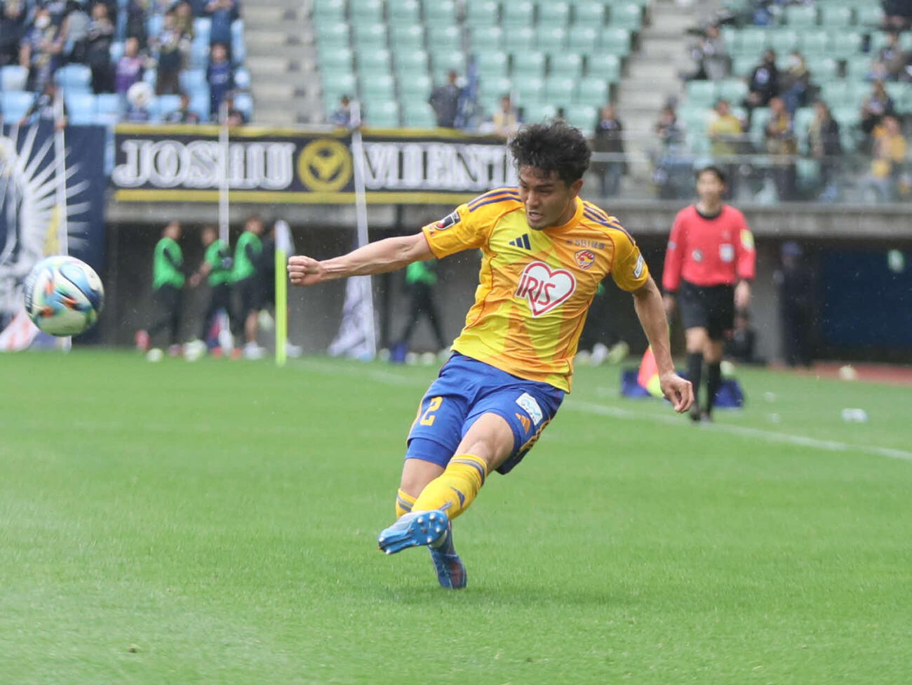 仙台対群馬　パスを出す仙台DF五十嵐（撮影・高橋香奈）