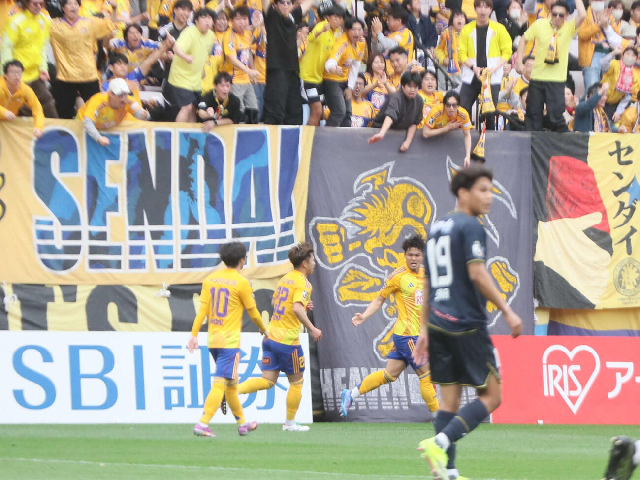 仙台対群馬　前半31分、同点ゴールを決め喜ぶ仙台DF五十嵐（右奥）（撮影・高橋香奈）