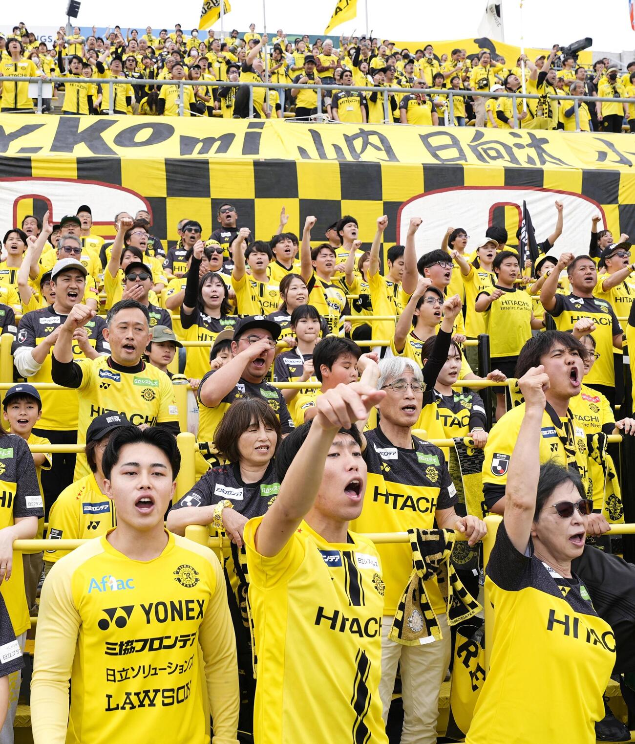 横浜M戦で盛り上がる柏サポーター（共同）