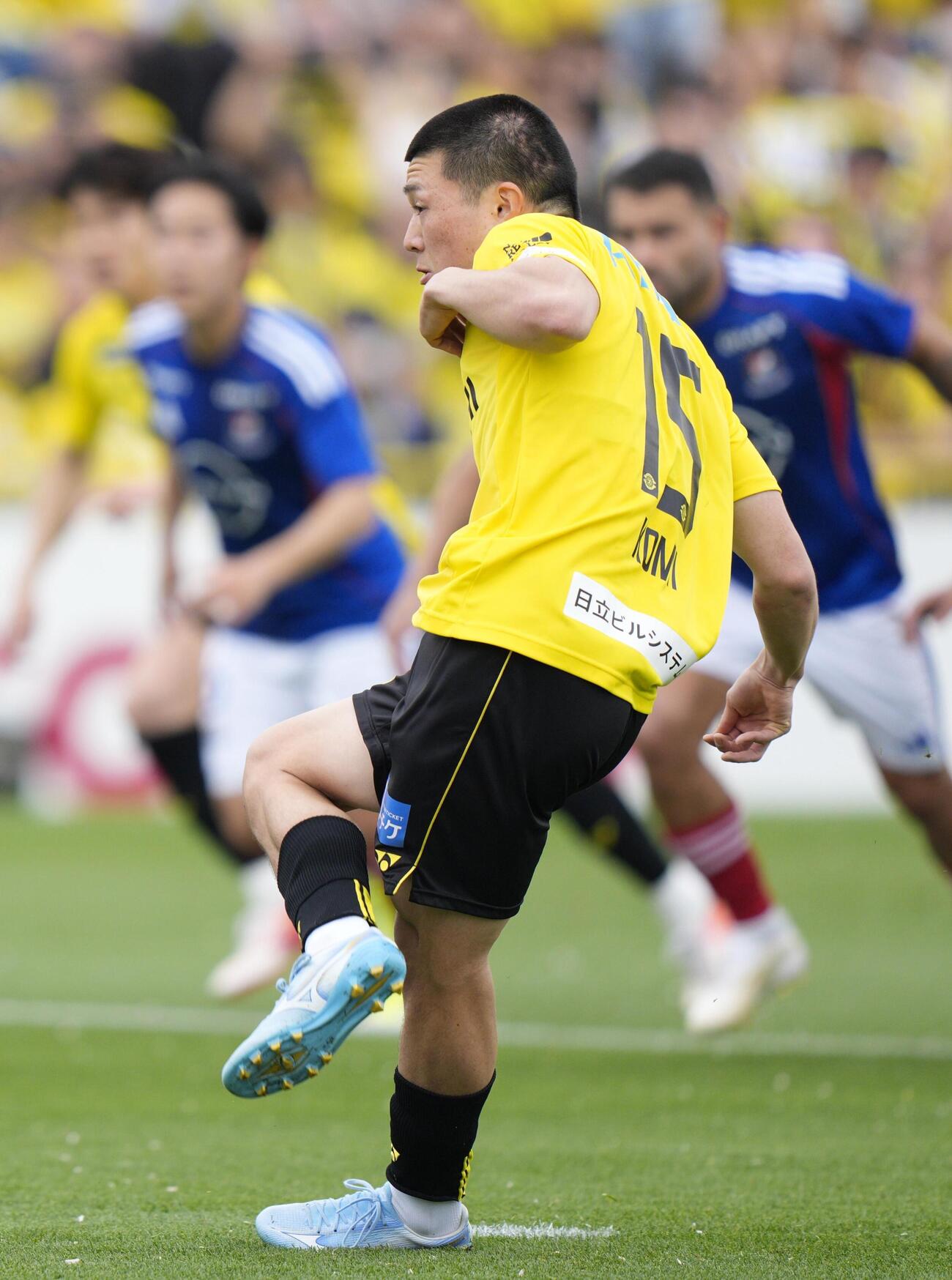 柏―横浜M　前半、先制PKを決める柏・小見（共同）