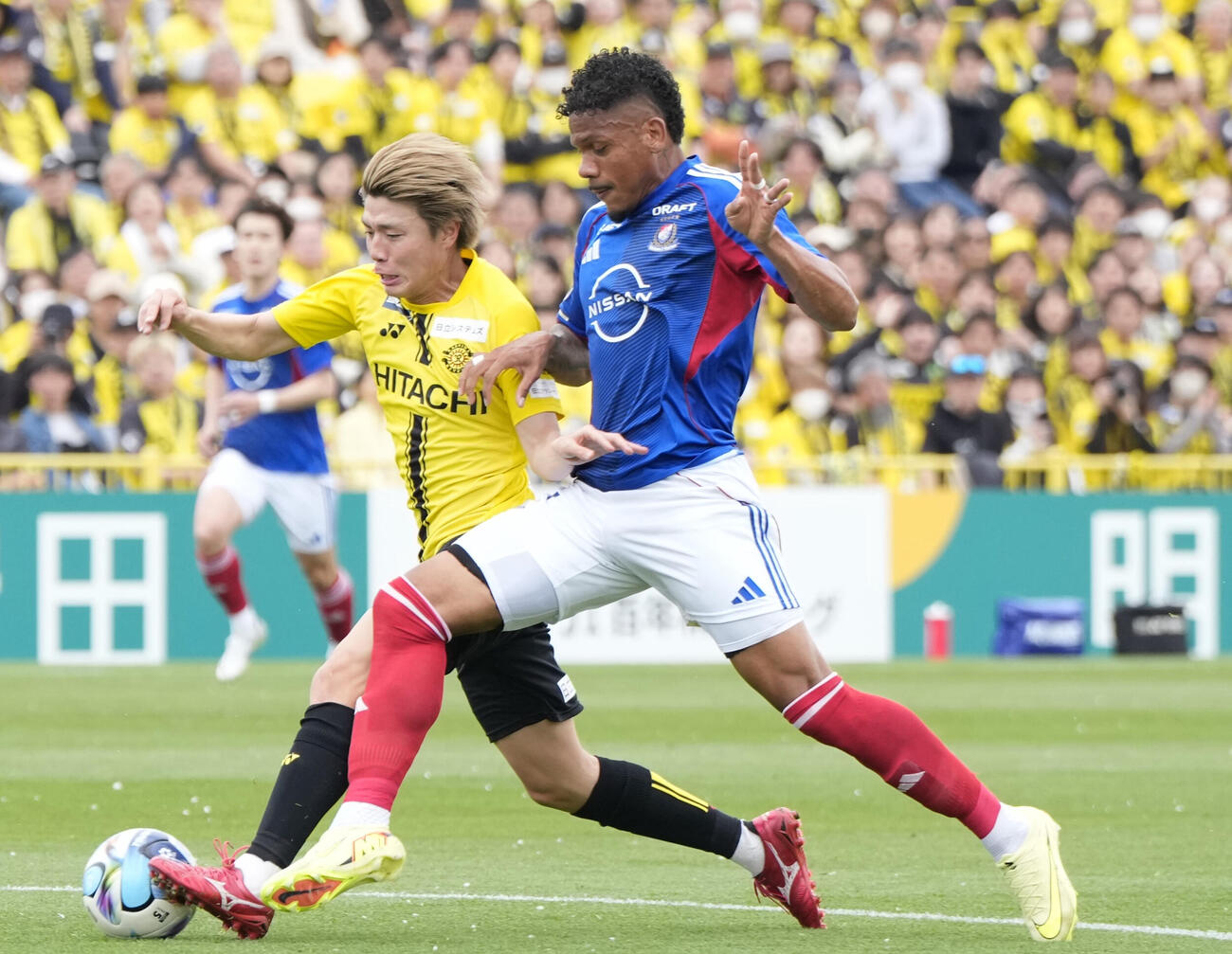 柏―横浜M　前半、競り合う柏・山内（左）と横浜Mのキニョーネス。この後、キニョーネスは退場処分となる＝三協F柏(共同)